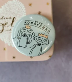 MeAndMyHouse Badge: Kongebørn* Kirker Og Foreninger|Små Gaver