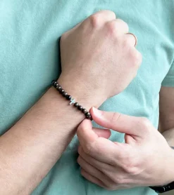 By Gabay , Armbånd med træperler og sølvkors, Ø 18 cm* Studentergaver|Gave-ideer