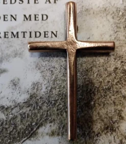 BUBE Enkelt vægkors i bronze* Konfirmationshilsner|Kirker Og Foreninger