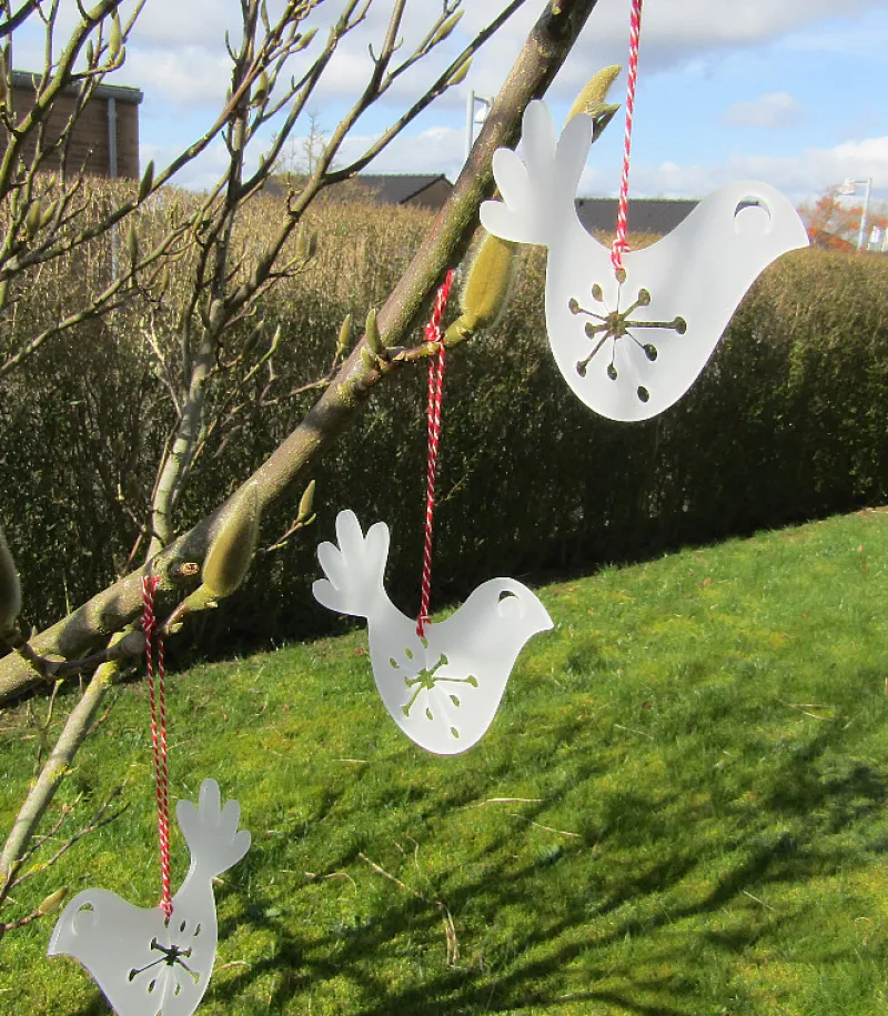 Josephine Blay Fredsdue ophæng i akryl, af* Konfirmationshilsner|Kirker Og Foreninger