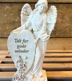 La Vida Gravpynt, Engel stående ved hjerte* Kirkegården|Sorg-bearbejdning