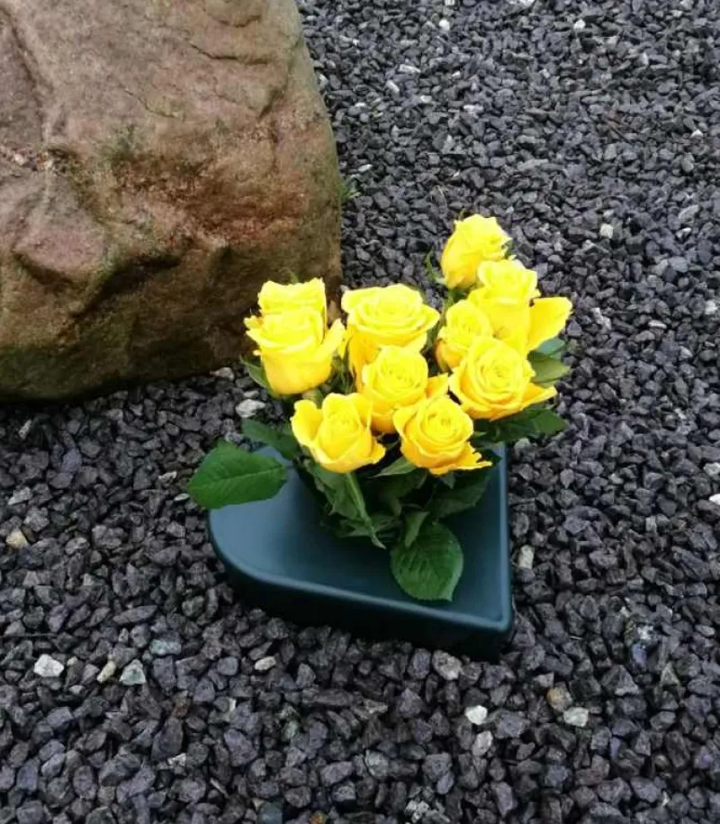 Diverse Gravvase udformet som hjerte i plast, 2 L vand, grøn* Kirker Og Foreninger|Kirkegården