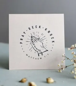 MeAndMyHouse Kvadratisk Postkort: Pray, Seek, Knock* Kort|Papirvarer