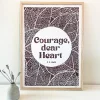 Inge Marie Kirketerp Hansen Linoleumstryk: Courage, dear Heart C.S. Lewis, A3 Plakat, Brun* Konfirmation|Gave-ideer