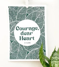 Inge Marie Kirketerp Hansen Linoleumstryk: Courage, dear Heart C.S. Lewis, A3 Plakat, Grøn* Konfirmation|Gave-ideer