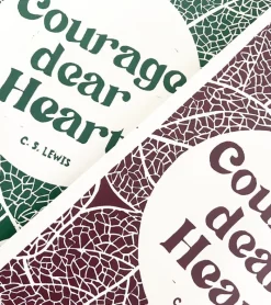 Inge Marie Kirketerp Hansen Linoleumstryk: Courage, dear Heart C.S. Lewis, A3 Plakat, Grøn* Konfirmation|Gave-ideer