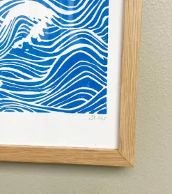 Inge Marie Kirketerp Hansen Linoleumstryk: Han gemmer mig i sin hytte, A4 Plakat, Blå* Kondolencehilsen|Sorg-bearbejdning