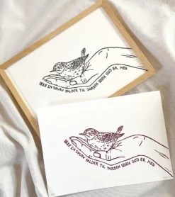 Inge Marie Kirketerp Hansen Linoleumstryk: Ikke en spurv, A4 Plakat, Sort* Minde-ting|Sorg-bearbejdning