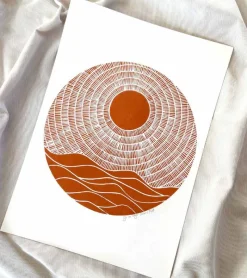 Inge Marie Kirketerp Hansen Linoleumstryk, Se nu stiger solen, Okker, A3 Plakat* Mors Dag|Gave-ideer