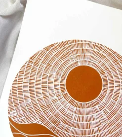 Inge Marie Kirketerp Hansen Linoleumstryk, Se nu stiger solen, Okker, A3 Plakat* Mors Dag|Gave-ideer