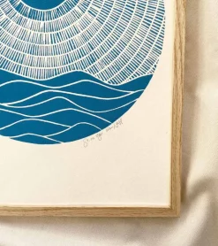 Inge Marie Kirketerp Hansen Linoleumstryk, Se nu stiger solen, Blå, A3 Plakat* Bryllup|Gave-ideer