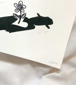 Inge Marie Kirketerp Hansen Linoleumstryk: Sorgblomst, A4 Plakat, Sort* Minde-ting|Sorg-bearbejdning